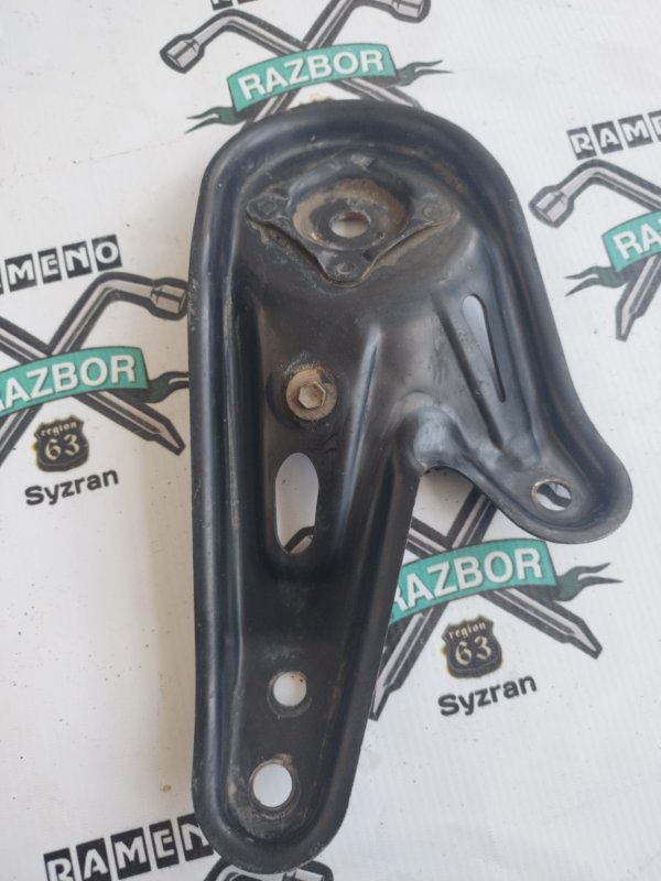 Крепление балки подвески Toyota Harrier 2006 2