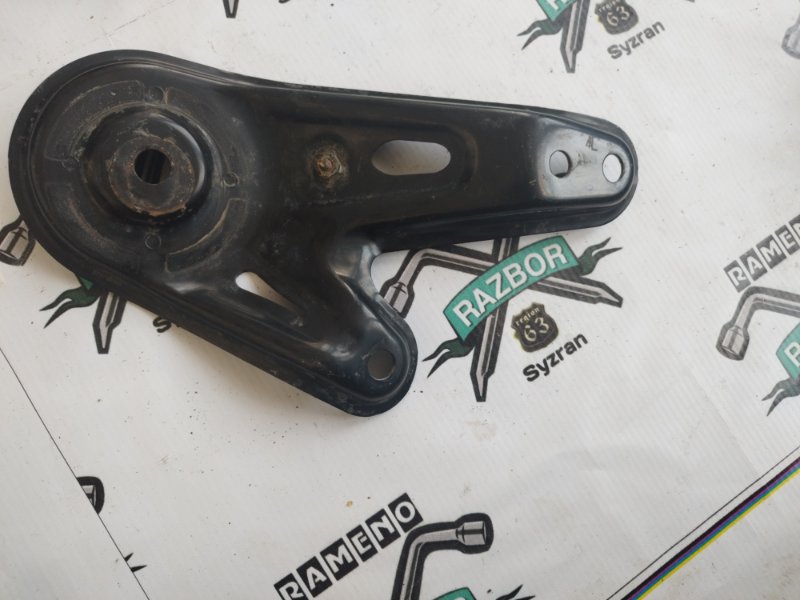 Крепление балки подвески Toyota Harrier 2006 2