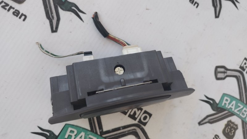 Кнопка аварийной сигнализации Toyota Prius 1998 NHW10
