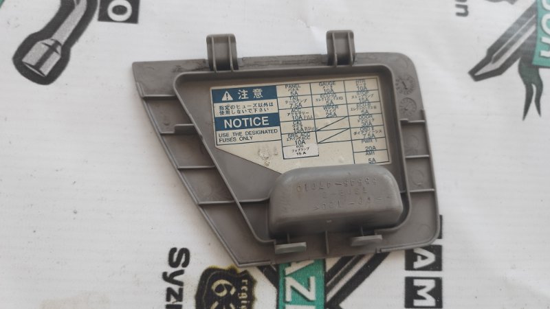 Крышка блока предохранителей Toyota Prius 1998 NHW10