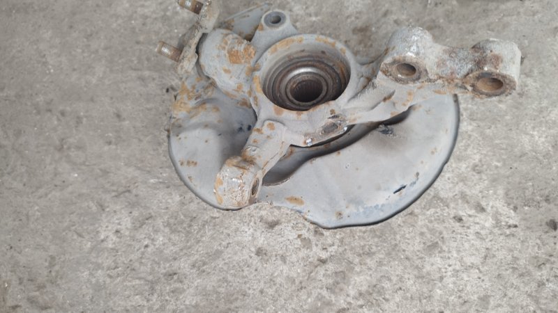 Кулак поворотный Toyota Prius 1998 NHW10