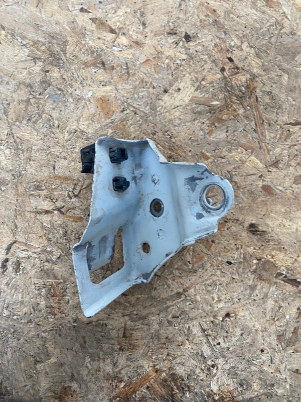 Кронштейн кузова Toyota Prius 1998 NHW10