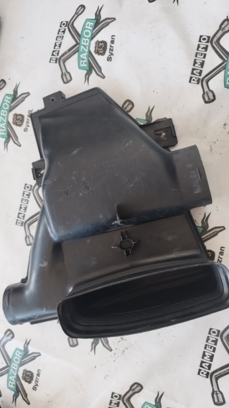 Воздухозаборник Volkswagen Passat 1989