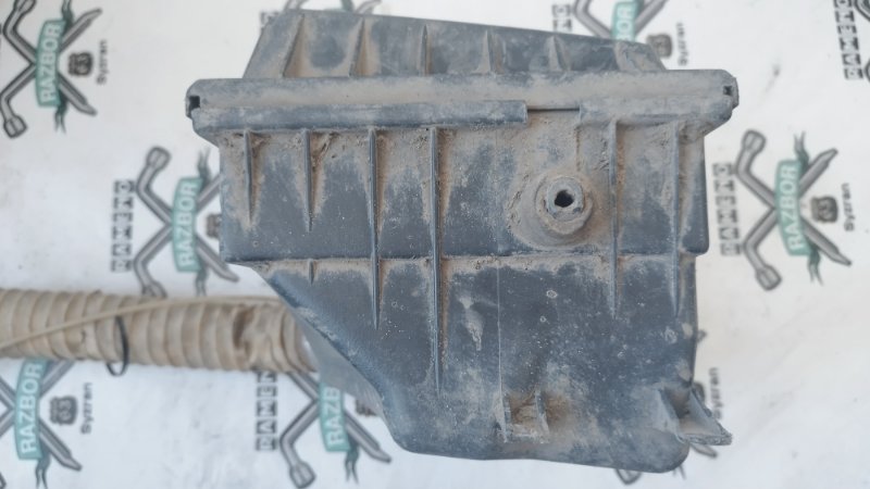 Корпус воздушного фильтра Volkswagen Passat B3