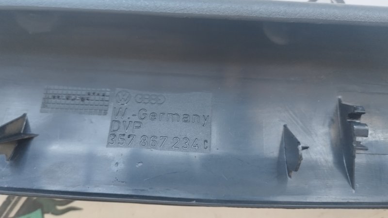 Накладка на стойку кузова Volkswagen Passat 1989