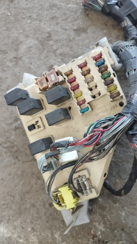 Блок предохранителей Toyota Prius 1998 NHW10