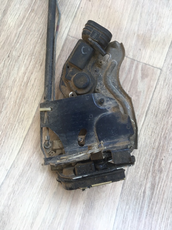 Замок боковой двери Toyota mark 2 GX100