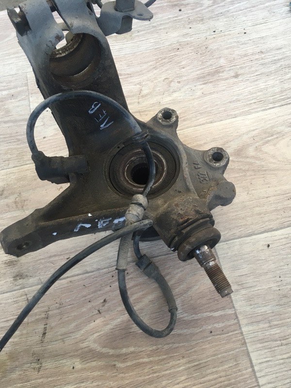 Кулак поворотный Peugeot 406 1999 8B