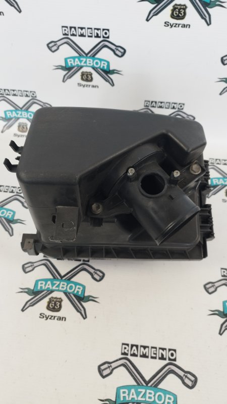Корпус воздушного фильтра Toyota Corolla Fielder NZE144