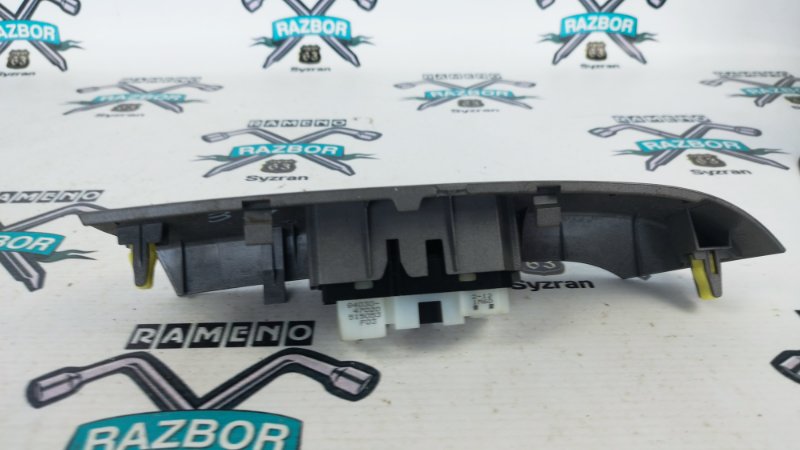 Кнопка стеклоподъемника Toyota Prius 2007 NHW20
