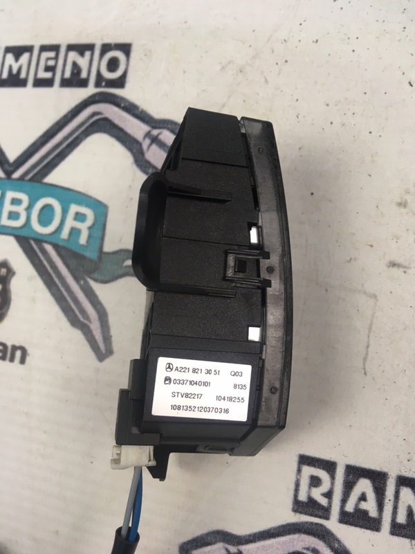 Кнопка открытия двери Mercedes-Benz S-Class 2008 w221