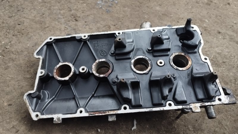 Крышка клапанная Lada 2112