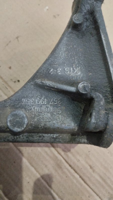 Кронштейн двигателя Volkswagen Passat 1989 B3