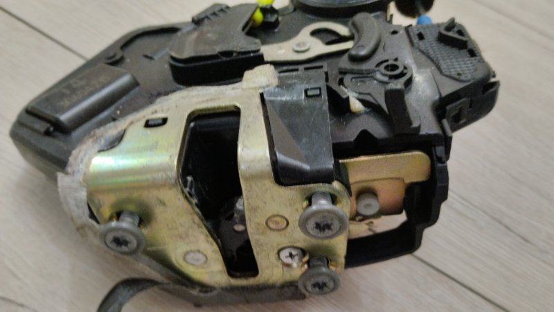 Замок боковой двери Toyota Harrier 2006 2