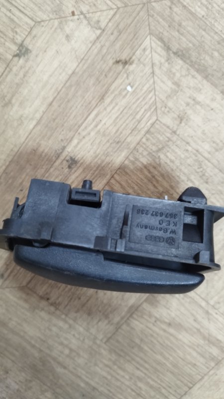 Ручка двери внутренняя Volkswagen Passat 1989