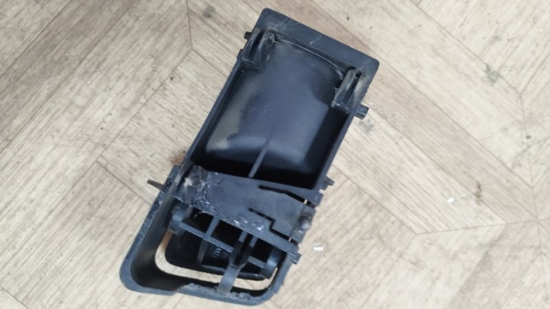 Ручка двери внутренняя Volkswagen Passat 1989
