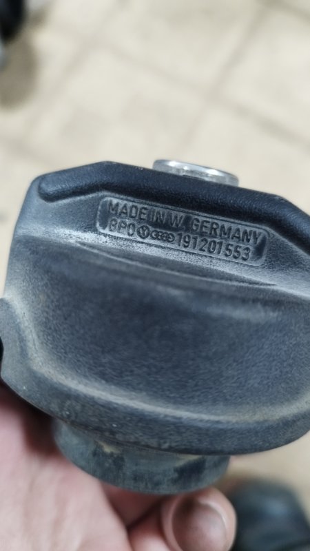 Крышка топливного бака Volkswagen Passat 1989