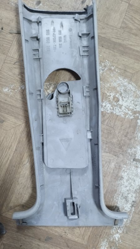 Накладка на стойку кузова Volkswagen Jetta 1992