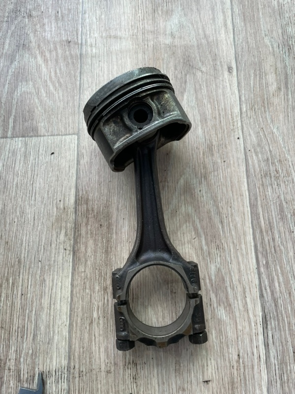 Поршень Volkswagen Passat 1989