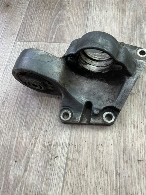 Кронштейн привода Peugeot 406