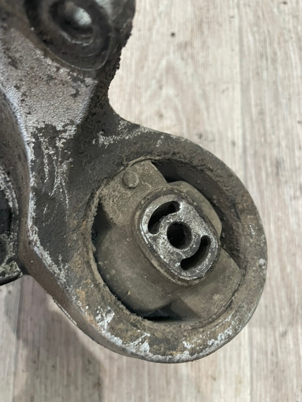Кронштейн привода Peugeot 406