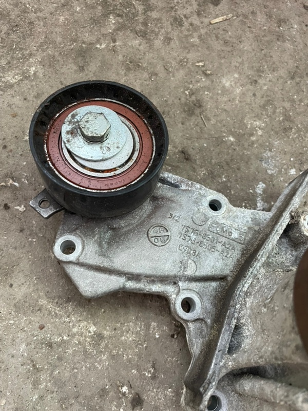 Помпа Ford Fiesta mk6