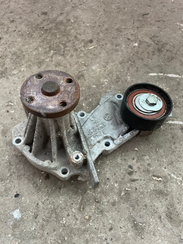 Помпа Ford Fiesta mk6