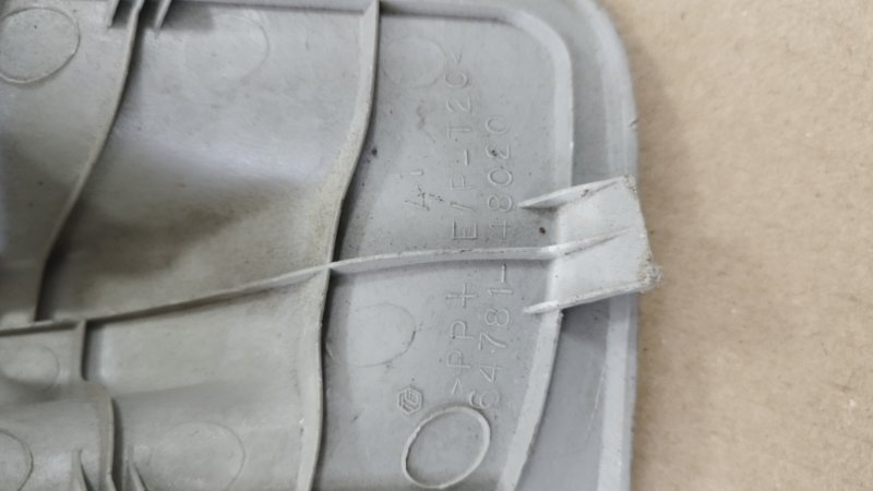 Накладка замка багажника Toyota Harrier 2006 2