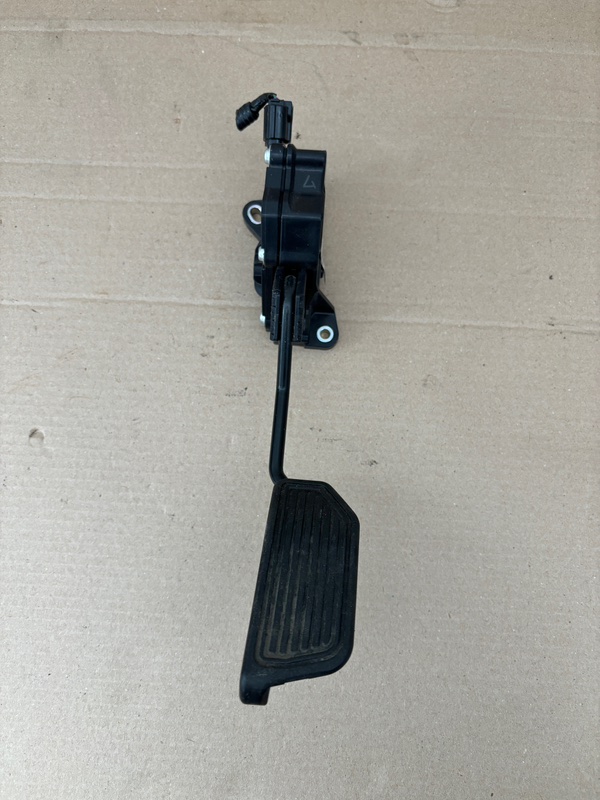 Педаль газа toyota Prius 2013 ZVW41