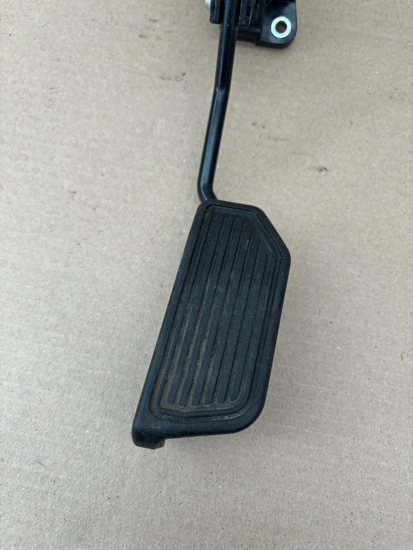 Педаль газа toyota Prius 2013 ZVW41