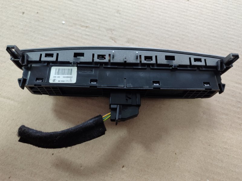 Кнопка аварийной сигнализации Peugeot 308 2008 308