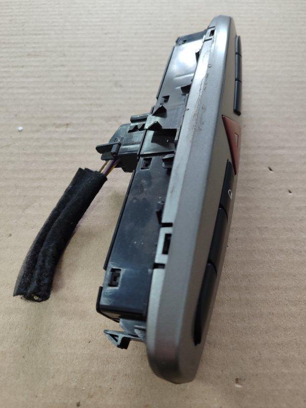Кнопка аварийной сигнализации Peugeot 308 2008 308