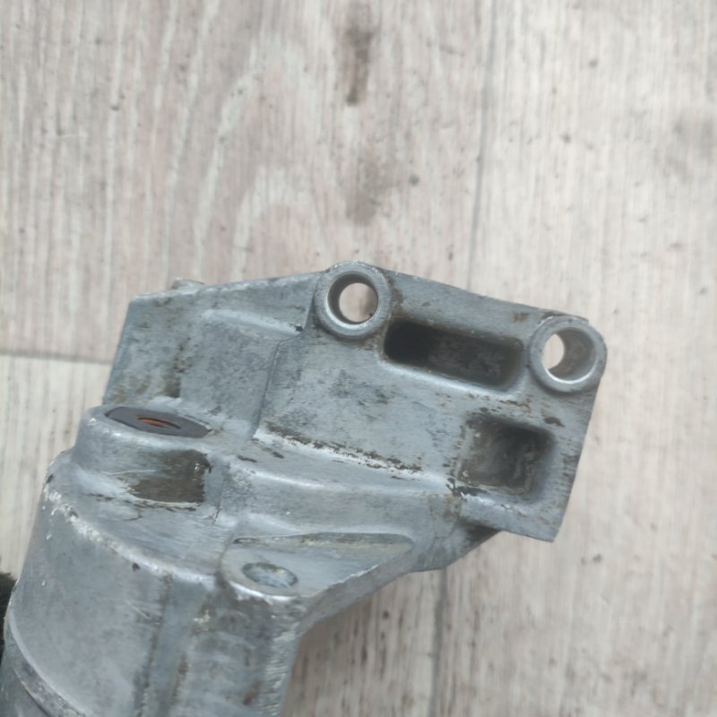 Кронштейн насоса гур Isuzu Trooper 1998