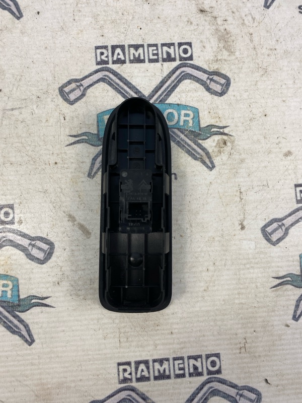 Кнопка стеклоподъемника Peugeot 308 2008 308