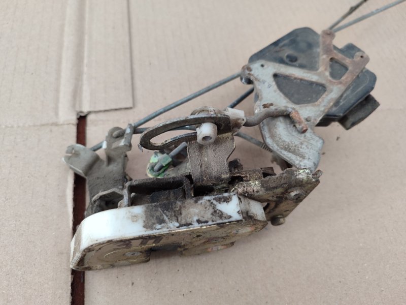 Замок боковой двери Mitsubishi Galant 2001 8