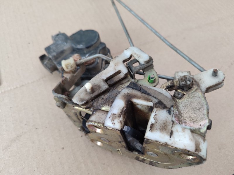 Замок боковой двери Mitsubishi Galant 2001 8