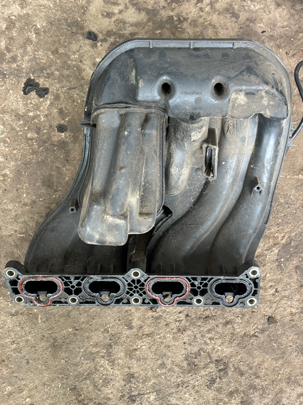 Коллектор впускной Peugeot 406