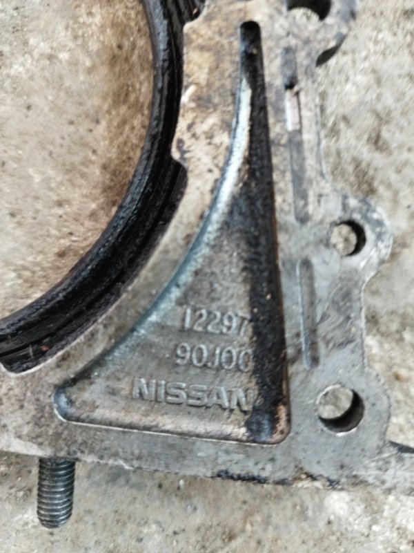 Крышка коленвала Nissan Primera P10