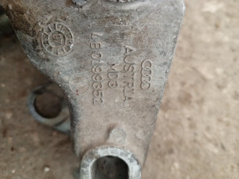 Кронштейн двигателя Audi A4 1998