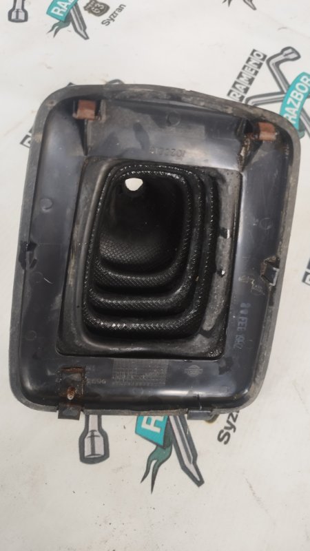 Кожух ручки КПП Nissan Primera P10
