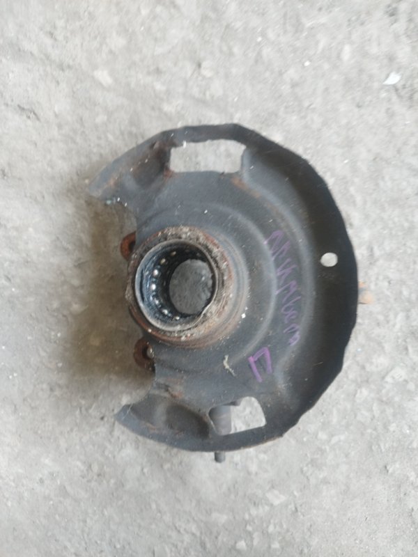 Кулак поворотный Nissan Primera P10