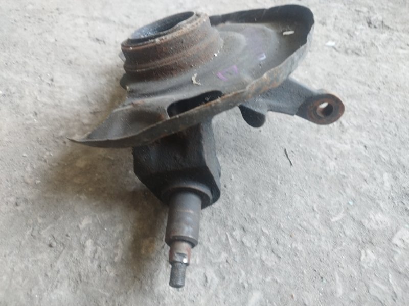 Кулак поворотный Nissan Primera P10
