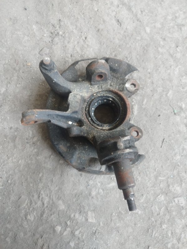 Кулак поворотный Nissan Primera P10