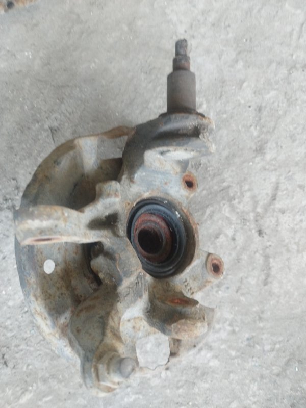 Кулак поворотный Nissan Primera P10