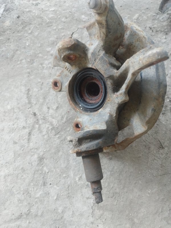 Кулак поворотный Nissan Primera P10