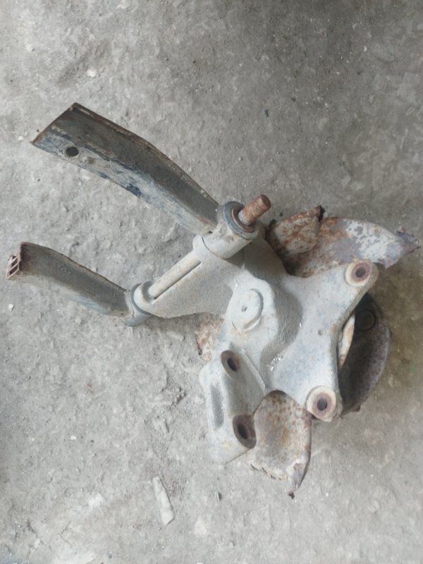 Кулак поворотный Nissan Primera P10