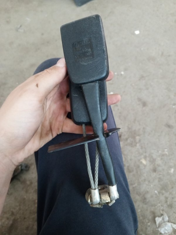 Замок ремня безопасности Volkswagen Passat 1998 B5