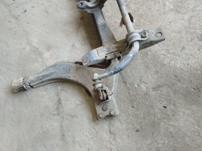 Балка подвески Nissan Serena C23