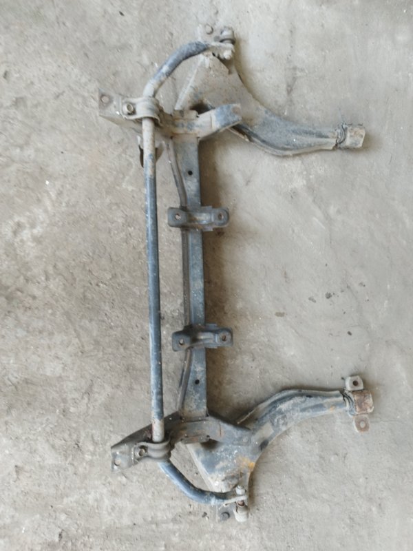 Балка подвески Nissan Serena C23