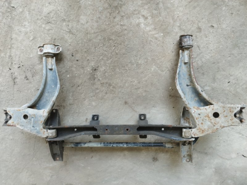 Балка подвески Nissan Serena C23